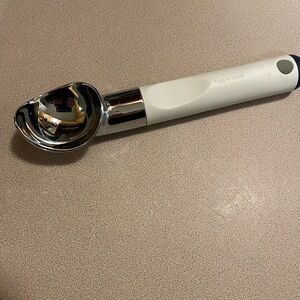 TUPPERWARE ICE CREAM SCOOP